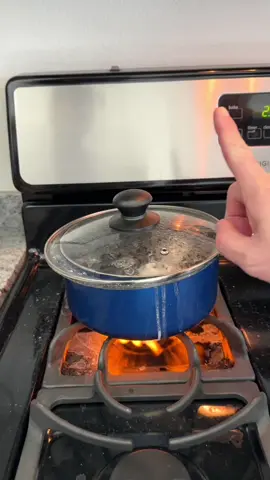 Best way to meep your water from over boiling #fyp #LifeHack #lifehacks #viral #foryou #KitchenHacks #cookingtips 