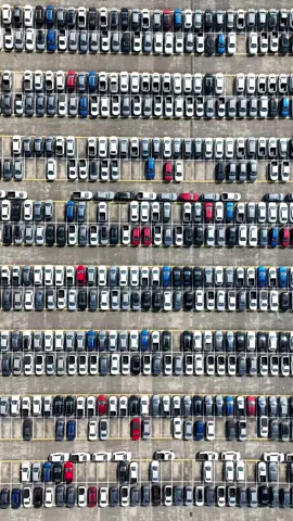 Pátio da Volkswagen depois da paralisação na produção de suas fábricas no Brasil. Um mar de carros ao relento 💥 #volkswagen #drone #saopaulo 