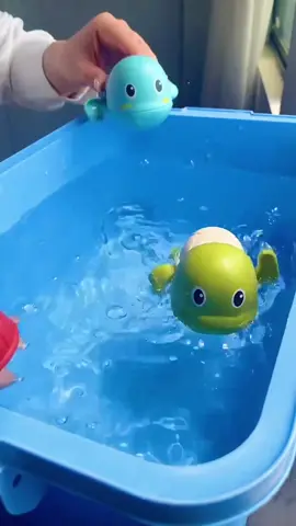 Mainan mandi kura2 ini praktis lucu dan bisa jadi teman anak saat mandi lohh tidak perlu batrai bisa langsung dimainkan🥰😍💗 #peralatanbayi #tiktokviral #anakindonesia #gemes #mainananak #mainanmandi 