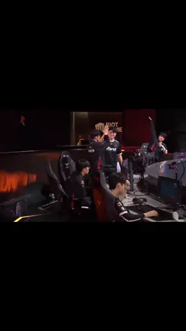 Bữa nay ông chú chịu đập tay vs ông cháu rồi đó hen :))) #gumayusi #faker #t1 