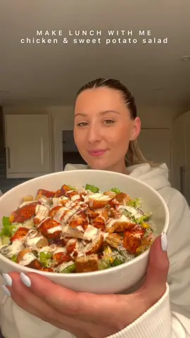 CHICKEN & SWEET POTATO SALAD 🥗 🍠 🍗  . Perfect filling salad😍 . Recipe;  150g chicken breast  125g sweet potato  Lettuce  Tomato  Sweetcorn  Tomato  Cucumber  5g parmesan  15ml garlic & herb dressing  18g croutons  Salt, pepper & paprika  . 419 calories / 41g protein / 40g carbs / 9g fat  . #salad #sweetpotatosalad #chickensalad #saladrecipe #cookwithme #cooklunchwithme #lunchideas #lowcalorie #highprotein #mealsforweighloss 
