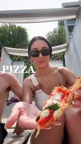 Just a girl who loves her pizza #pizza #mukbang #eating #como #europeansummer #eatwithme #Foodie #food #FoodTok #yummy 