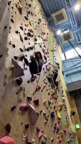 ボルダリング完登できた時の動画🧗🏻‍♀️ 途中から角度がついて難易度上がってるんだけど、踏み外したところからなんとか持ち直していわかけきることができました😌✌🏻#いわかける #ボルダリング 