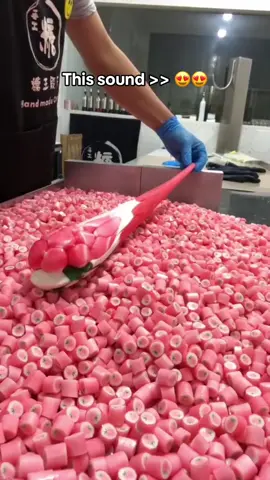 I think this just scratched my brain💆‍♀️🫦 #candychopping #candyfactory #choppingasmr #asmrsounds 