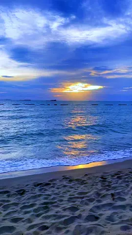 🌥️ ถึงท้องฟ้าจะหมองหม่น 🌊 แต่ทะเลก็ยังคงเป็นสีคราม 💚 ชายหาดพัทยา จังหวัดชลบุรี🇹🇭#เปิดการมองเห็น #สตอรี่_ความรู้สึก😔🖤🥀 #หาดพัทยายามเย็น #ชายหาดพัทยา #ทะเล #ชลบุรี #วิวสวยๆอากาศดี #ทริปในความทรงจํา #ดันขึ้นฟีดที #fyp 