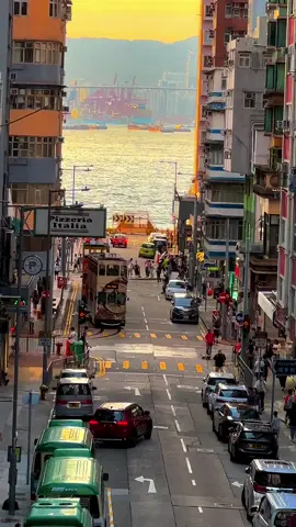 总要去趟香港吧🇭🇰 总要来坚尼地城看一场海边落日吧🌅 #香港街景 #香港 #香港旅游 #旅行推荐官 #香港街景随拍 #hongkong #streetphotography #hongkongcity #hk #sunset 