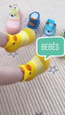 Meia antiderrapante para bebês #criancas #mamaedeprimeiraviagem #mamae #mamaes #primeirospassos #bebe #bebes #bebestiktoks #bebeslindos #bebeslindosdomundo 