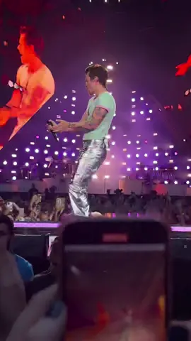 The gasps when we realised he would do the stomps right in front of us my god #harrystyles #loveontour #loveontourdusseldorf #hslotdusseldorf #hslot2023 #hslot #satellite #satelliteharrystyles #satellitestompers 