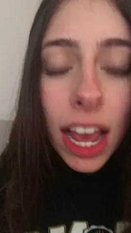 sem contar que ela canta os palavroes dos funks 