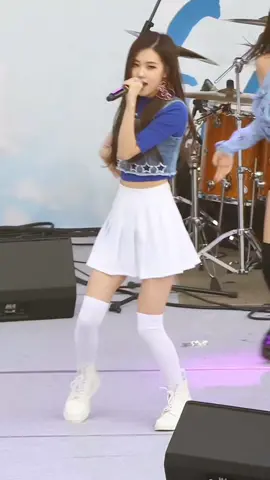 gebte, eu juro, eu queria MUITO saber fazer o nomezinho de cima bonitinho, tipo aqueles com fonte cheio de simbolozinho, eh muito bonitinho MAS EU NAO SEI FAZER #rosé #blackpink #sccjin #moot #fancam #tiktok #kpop @TikTok 