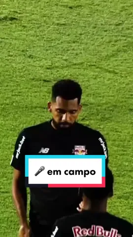 Olha essa novidade! 🎙️ Matheus Fernandes, volante do Red Bull Bragantino, usou um microfone durante jogo amistoso contra o Cruzeiro, em março.  As imagens com áudio foram liberadas nesta sexta-feira, e mostram a importância do jogador na equipe que vai além da bola no pé.  Matheus tem 25 anos, é um dos mais experientes do jovem elenco e, a todo tempo, aparece conversando e orientando seus companheiros. E aí, gostaria de uma experiência dessa no seu time?  🎥 Red Bull Bragantino #futebol #bragantino