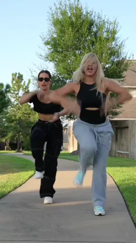 Because it’s Friday 👯‍♀️ @Andrea Isabel Gonzalez @Beyoncé  #beyonce #beyoncedancechallenge #beyoncedance #dancechallenge #powerdancechallenge #bluivycarter 