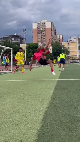 WAIT FOR IT! 😅🤣 @Tobi #skills #433 #football #bicyclekick #bicyclekick #funny 