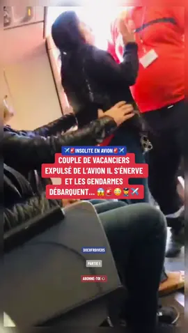 ✈️👮‍♂️Couple de vacanciers expulsé de l’avion il s’énerve et les gendarmes débarquent… Tu en penses quoi ? Dis le en commentaire et abonne-toi pour voir la suite… 👁️🚨👮‍♂️ #insolite #avion #énervé #expulse #paniqueabord #gendarmerie #debarque #malaise #genant 