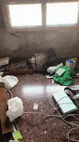 Molina de Segura, así dejan la vivienda recuperada estos personajes🐀🐀 Inquilinos morosos de origen latino, que no tienen para pagar el alquiler pero si para los iPhone, etc. el hombre trabaja en el ayuntamiento y la mujer nos consta que también trabaja pero por la jeta se vive mejor🤷🏼‍♂️ La vivienda nueva la han dejado hecha una pocilga y a la pobre propietaria se la cae el 🌎 encima al ver la casa. Y todavía hay quien los defiende… Somos DESOKUPA2💪🏻🔥 y estamos aquí para ayudarte😉 #desokupa #empresadesokupa #desokupamurcia #desokupatorrevieja #fueraokupas #fueraratas #fuerajetas #desokupacionlegal #desokupacionexpress #somosdesokupas 