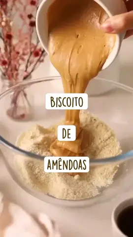 O BISCOITO MAIS FÁCIL DO MUNDO: Você só precisa de pasta de amendoim, farinha de amêndoa (usar uma quantidade suficiente para a massa dar liga e soltar da mão) e mel para adoçar. Faça a misturinha, coloque para assar e depois é só enfeitar com chocolate 70% derretido! #receitadebiscoito #biscoito #dicadehoje #receitafacil #comidatiktok #viraltiktok 