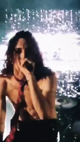 🥺 #milan #måneskin #maneskin #måneskinofficial #victoriadeangelis #damianodavid #ethantorchio #thomasraggi #vicdeangelis #live #show #concerts #ilballodellavita #ilballodellavitatour #tbt #throwback 