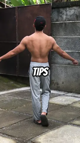 TIPS BULKING BUAT PEMULA‼️😎 Perlu diketahui bahwa kalori berperan penting dalam konteks menaikan berat badan atau dalam dunia workout sering disebut bulking.  Keadaan dimana tubuh mengonsumsi lebih banyak kalori sekitar 300-500 kalori daripada kalori harian disebut dengan surplus kalori Jadi, jangan lupa untuk menghitung berapa kalori yang sudah kita konsumsi di hari tersebut. Tujuannya agar kita tau apakah kalori harian kita kurang, atau sudah cukup SEMOGA BERMANFAAT💪😎  #bulking #workout #menaikanberatbadan 