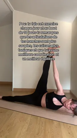Assure-toi que tout ton corps soit en ligne droite afin de travailler sur ton équilibre. Inspire en soulevant la jambe et le bras, expire en les baissant. Ensemble et tapis de yoga @prozis -10% sur le site avec mon code promo : CYRIELLEYOGA #prozis #prozisfrance #partnershipwithprozis #yogatherapie #coordination #equilibre 