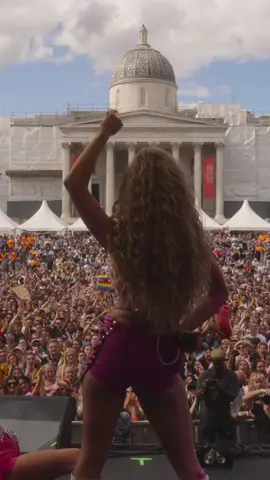 PRIDE that was honestly THE most fun!! London you guys went OFF!!! Being around so many beautiful, creative, inspiring people is honestly a dream come true ❤️🏳️‍🌈 #Pride 