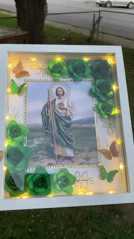 San Judas Shadow box 😍💚!   Pedidos en mi Instagram  Envios en todo 🇺🇸.. . . . #fypシ #sanjudastadeo #sanjudasshadowbox #SmallBusiness #kansascity #shadowbox 