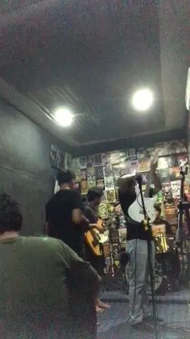 practice before show show show #thechangcuters #mainserong #music #band #studio #jamsession #jamming #fyp 