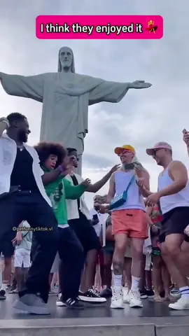 I think they enjoyed it 💃😂 #xuhuong #xuhuongtiktok #funnyvideos #funny #tiktokgiaitri #trendingvideo #videovui #trendingtiktok #tiktokfrance #viral #kysuduongpho #langthangduongpho #thuthach #thulong #vlogs #Vlog #giaitri #nangluongtichcuc💪🍀 #nucuoibatngo #dance #troll #trollduongpho #prank #trollhaihuoc 