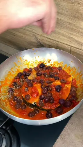 Pesce spada alla pizzaiola buonissimo in padella! Ingredienti per 4 persone 4 tranci di pesce spada da 250g 500 g di pomodorini datterini 3 cucchiai di concentrato doppio di pomodoro 200 g di olive di Gaeta 1 spicchio d'aglio 1 bicchiere di vino bianco secco 5-6 capperi sotto sale Origano q.b. 3-4 cucchiai di olio evo #carlogaiano #pescespada #pescefresco 