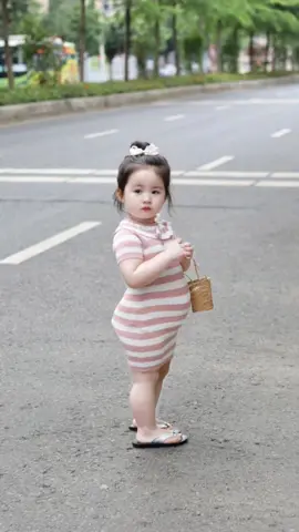 pakai rok kaya gini lucu banget😍#CapCut #bayilucu #ootdanakperempuan #ootdkids #ootdanak #outfitanakcewek #outfitanakperempuan 