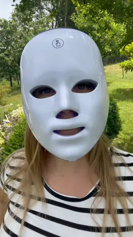 Simply put on and let the lights work their wonder 🙌 #skincareroutine #antiaging #beautytips 