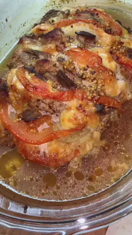 Мясо «Гармошка» в духовке  Ингредиенты: Свиной балык - 1 кг Помидор - 1 шт. Шампиньоны - 2-3 шт. Лук 1шт Горчица  Соевый соус Перец чёрный - 0.5 ч.л. Соль - 1 ч.л. Приправа для мяса - по вкусу Сыр твёрдый - 100 г Запекаем при 180С 40-60 мин с фольгой и 30 мин без нее до румяной корочки. После оставляем до остывания духовки.  #мясо #свинина #мясовдуховке #мясогармошка 