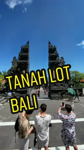 Tanah lot masa kini, selalu ramai dikunjungi wisatawan domestik dan mancanegara.  Kapan kamu terakhir kesini gess? #bali #pantaibali #tanahlot #tanahlottemple #tanahlotfestival2023 #tanahlotbaliindonesia  #beach #balibeach #blue #bluesky 