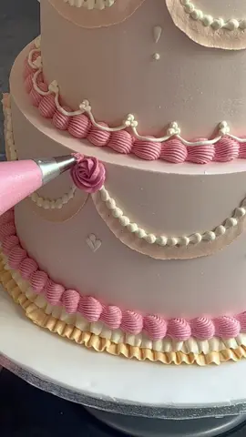 🌸🎂😍 #cake #cakedecorating #piping #buttercream #lambethcake #cakevideo #caketok #surrey #fyp #foryoupage 