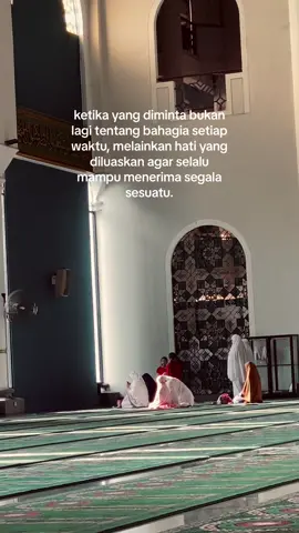 waktu sholat lihat ada anak kecil yang lagi dibelajarin sholat sama ibunya🤍🥺
