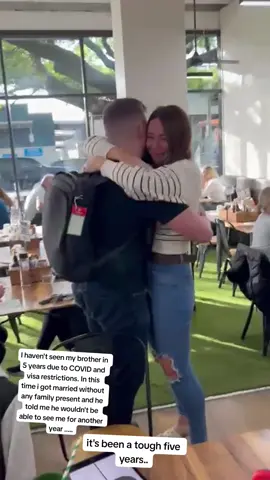 the whole restaurant was surprised 🤣😍❤️ #reunion #surprise #familyreunited #bestfeeling #reunitedsiblings 