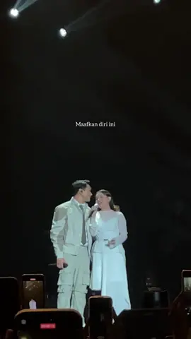 Gemesss bgt! Bisa2 nya ada dua mic yang dipake cuma satu doang🥹🥹  #afgan #afganevolutionjakarta #rossa #afganrossa #afganrossatheconcert #afganevolutionconcert #afros 