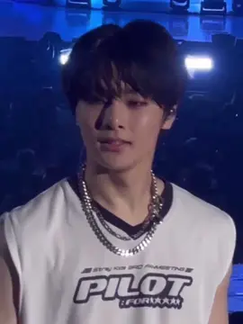 What does the banner say to made him change his facial expression like that.. jeongin look kinda mad here😭 #straykids #jeongin #정인 #아이엔 #스틀레이키즈 #3rdfanmeeting #skz #skzworlddomination #ไอเอ็น 