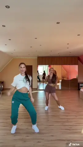 Follow our profile for dance tutorial 🦆🚪 #dancechallenge #womanizer #britneyspears #dance #dancewithus #dancetrending2023 #danceroftiktok #dancetrend #dance2023 #dancetrends 