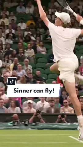 Jumping into the second round at Wimbledon like 😎🚀 🎥: @wimbledon   #janniksinner #slamdunk #Wimbledon #tennis 