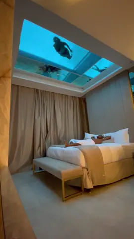 ESSA É A MELHOR SUÍTE QUE JÁ FICAMOS NA VIDA 😱. ELA É TRIPLEX, COM PISCINA NO TETO E CINEMA Sem palavras para a suíte Diamond da @applehouseparaty , é uma experiência inesquecível, perfeita para comemorações especiais.  Estamos ativando o modo rico , comemorando 3 anos de casamento em grande estilo 🥰  A diária custa na  média de R$3000,00 ( tarifa flutuante, muda de acordo com a temporada). Use o nosso Cupom de desconto CARIOCASDEFERIAS na site da @applehouseparaty  e ganhe 20% de desconto.  *Válido para estadia de julho a 15 de dezembro de 2023  Já salva na lista de sonhos . #applehouseparaty #paraty #cariocasdeferias 