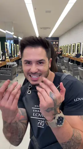 Você deixaria eu fazer seu cabelo? #hair #haircolor #cabelo #cabelosaudavel #hairdresser #correcaodecor #cabeleireiro #cabeloslongos #cursodecabeleireiro #haircut 