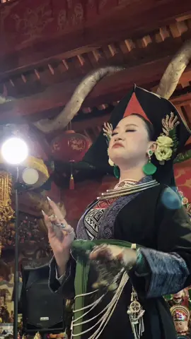 Lạng Sơn chúa ngự thạch bàn Tam cầm đàn Tính hát vang núi rừng Trên rừng cấm ngày ngày tu luyện Có phép tiên tà quỷ sợ uy Linh xà hổ phục tâu quỳ Muôn loài muông thú đều thì phục công Miền sơn động chúa ngồi đàn hát Đàn âm dương gọi hồn thế nhân Một đời làm phúc cứu dân Bao nhiêu nghiệt chướng xoay vần hóa không Thổ mán mường đồng thì phục đức Người tày nùng chúa thì độ cho Chúa truyền đệ tử chớ lo Hành nghề tạo phúc muôn đời nhớ ơn.                               #hoangthienanduc #quynhphuongntp #đạo_mẫu #chuathen #giaidaptamlinh1 #hầu_đồng 