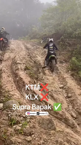 Dengan Santainya Supra Bapak Melahap Tanjakan Ekstrim 😂