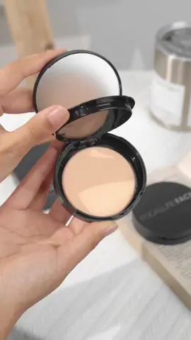 Compact powder yang udah include puff + kaca. Sat set sat set buat dibawa kemana-mana🤗👜 #focallurebeauty #focallurebeautyshow #compactpowder #oilcontrol #DiskonProdukFavorit #zonacantik 