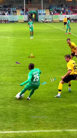 NO LOOK PASS 👀 🤯 #nolookpass #nolook #football #Soccer #entertaining #grassrootsfootball #footballskills #fypシ #foryourpage #fypシ゚viral #footballedit #tahiniofficial #african #footballerplayer #footballers  #talented #brilliant #play #footballseason 