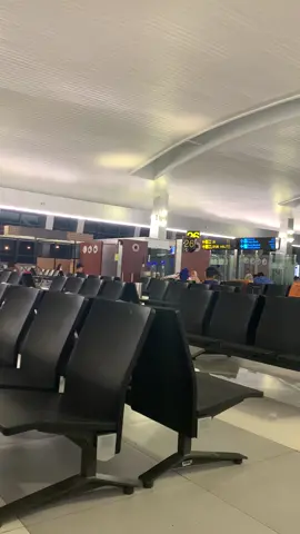 Vidio Mentahan Di #terminal3bandarasoekarnohatta  Buat Prenk Temen #t3 #bandarasoekarnohatta #ap2 #bandara #Domes #domestic 