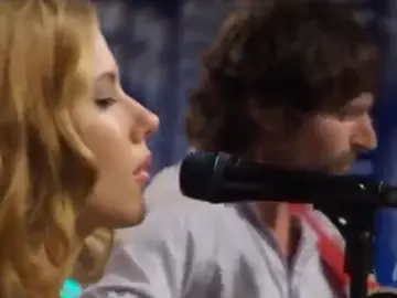 Scarlett singing I Don’t Know What To Do #scarlettjohansson #peteyorn #idontknowwhattodo #live #music #singing 