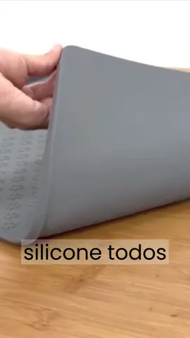 🐾✨ Dê ao seu amiguinho de quatro patas o conforto que ele merece com o Tapete de Silicone Impermeável para Apoio de Tigelas Pet Mat! Esse tapete é perfeito para manter o local das refeições do seu pet limpo e organizado. Feito de silicone resistente e impermeável, ele evita que a água e os alimentos se espalhem pelo chão, facilitando a limpeza. Além disso, o tapete possui uma textura antiderrapante, proporcionando estabilidade para as tigelas do seu pet durante as refeições. Cuide do bem-estar e da higiene do seu companheiro peludo com estilo e praticidade. Seu pet vai adorar esse tapete! 🐾💦❤️ #PetsOfTikTok  #ConfortoAnimal #HigienePrática #Ezyday #pet 