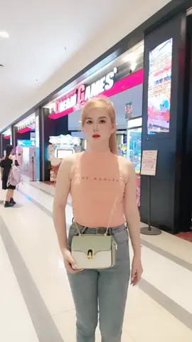 Đời đã lắm thị phi  Trắc trở cũng đủ rồi  Họ nghĩ gì kệ đi   Sống vì bản thân thôi 