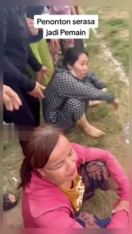 Terlalu semangat jadi penonton😁😁😁 #videoviral  #videongakak  #videokocak  #videolucu  #bolaibuibu #pecintabola 